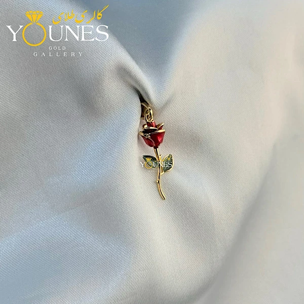 تصویر دوم آویز طلا میناکاری گل رز جاودان